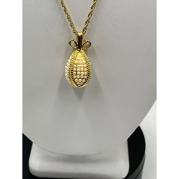 Joan Rivers Signed Vintage Egg
Goldtone & Faux pearls Pendant Long Necklace - Picture 9 of 9